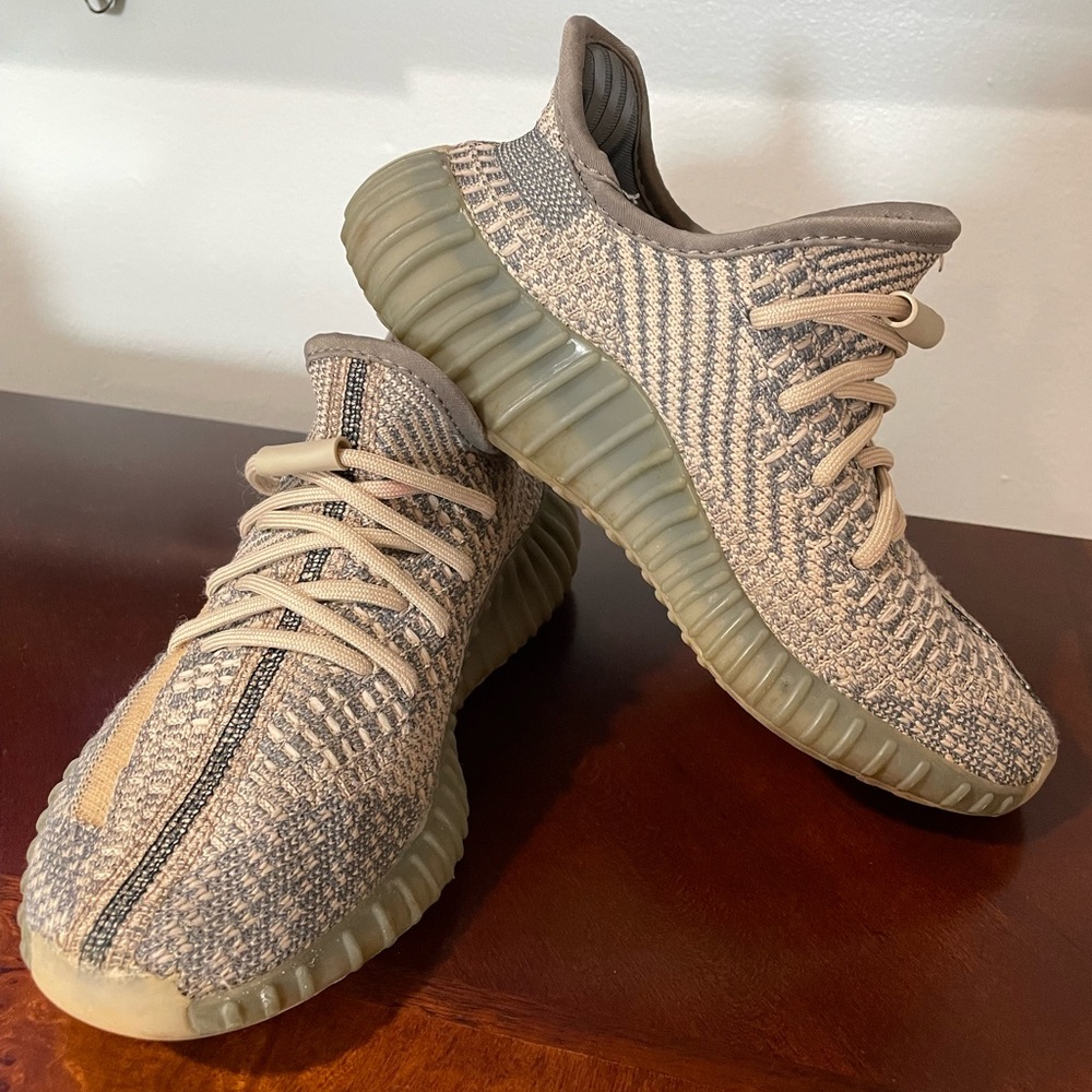 Yeezy 350 Boost V2 (Boys size 5Y) -Good condition
